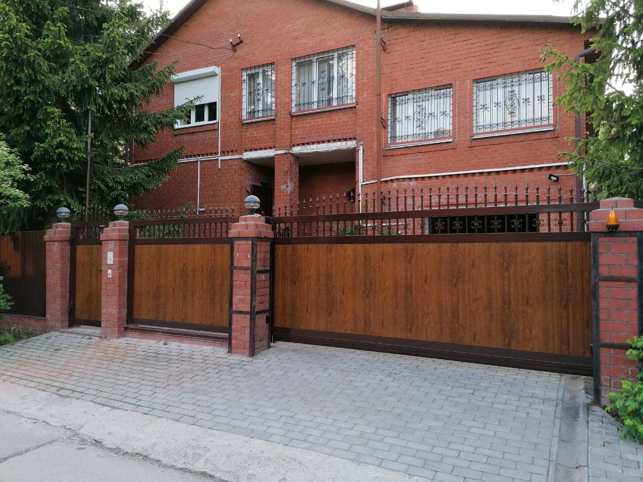 Уличные ворота DoorHan в Челябинске с установкой