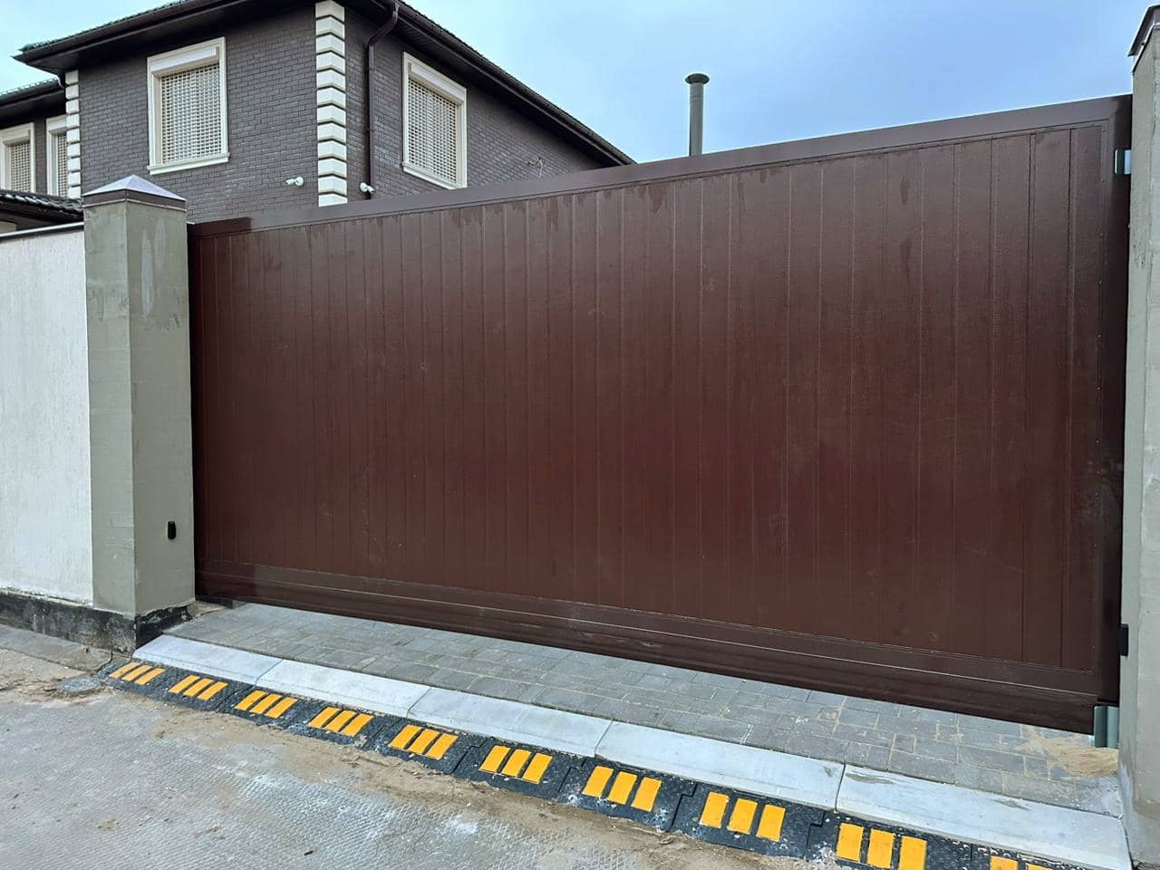 Уличные ворота DoorHan в Челябинске с установкой